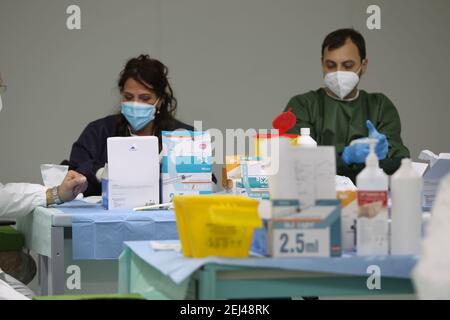 Naples, Italie. 20 février 2021. Centre de vaccination pour le COVID-19 à Naples. (Photo de Salvatore Esposito/Pacific Press/Sipa USA) crédit: SIPA USA/Alay Live News Banque D'Images