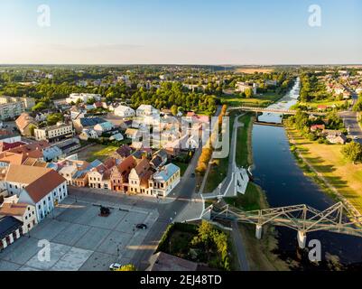 Belle vue aérienne de la place du marché de Kedainiai, l'une des plus anciennes villes de Lituanie. Maisons uniques et colorées de Stikliu, au coucher du soleil doré. Banque D'Images