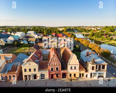 Belle vue aérienne de la place du marché de Kedainiai, l'une des plus anciennes villes de Lituanie. Maisons uniques et colorées de Stikliu, au coucher du soleil doré. Banque D'Images