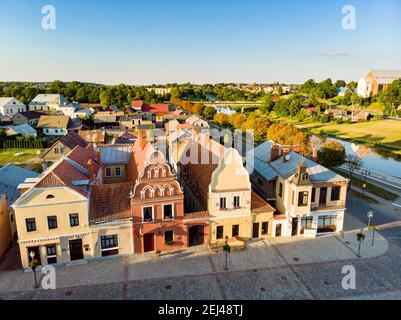 Belle vue aérienne de la place du marché de Kedainiai, l'une des plus anciennes villes de Lituanie. Maisons uniques et colorées de Stikliu, au coucher du soleil doré. Banque D'Images