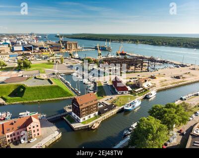 KLAIPEDA, LITUANIE - 9 AOÛT 2020 : vue aérienne des beaux yachts au bord de la jetée dans le club de bateaux de Klaipeda, Lituanie. Ancien château de Klaipeda. Banque D'Images