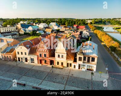 Belle vue aérienne de la place du marché de Kedainiai, l'une des plus anciennes villes de Lituanie. Maisons uniques et colorées de Stikliu, au coucher du soleil doré. Banque D'Images