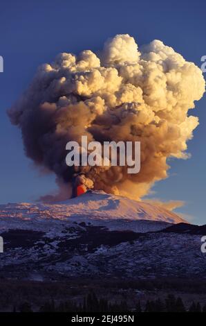 Éruption du volcan Etna de la Sicile point de repère de la nature, du cratère du sommet une colonne de fumée et d'explosion de lave rouge - 16 février 2021 Banque D'Images