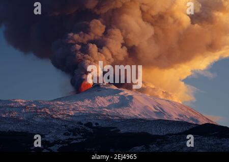 Éruption du volcan Etna de la Sicile point de repère de la nature, du cratère du sommet une colonne de fumée et d'explosion de lave rouge - 16 février 2021 Banque D'Images