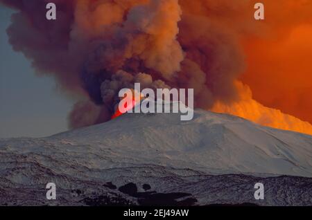 Éruption du volcan Etna de la Sicile point de repère de la nature, du cratère du sommet une colonne de fumée et d'explosion de lave rouge - 16 février 2021 Banque D'Images