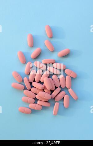 Pilules sur fond bleu. Copier l'espace pour le texte. Banque D'Images