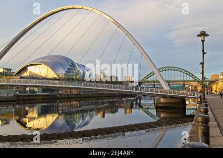 Le Gateshead Millennium Bridge, le Sage Center et le Tyne Bridge ont été capturés tôt le matin à partir de Newcastle's Quayside, à Tyne et Wear, au Royaume-Uni Banque D'Images