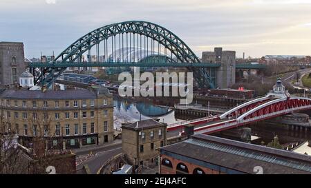 L'emblématique pont Tyne et le pont Swing Bridge s'étendent sur la rivière Tyne en joing Newcastle et Gateshead en Tyne et Wear. Capturé à partir du pont de haut niveau. Banque D'Images