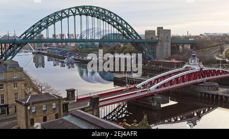 L'emblématique pont Tyne et le pont Swing Bridge s'étendent sur la rivière Tyne en joing Newcastle et Gateshead en Tyne et Wear. Capturé à partir du pont de haut niveau. Banque D'Images