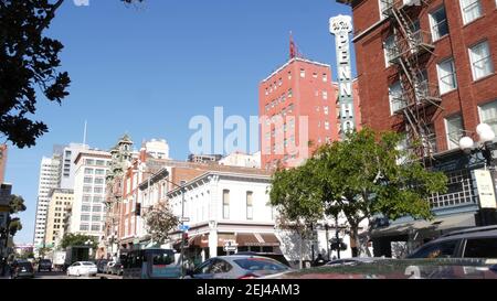 SAN DIEGO, CALIFORNIE, États-Unis - 13 FÉVRIER 2020 : piétons, circulation et immeubles en hauteur dans le centre-ville. La vie de rue de la métropole américaine. Strée urbaine Banque D'Images