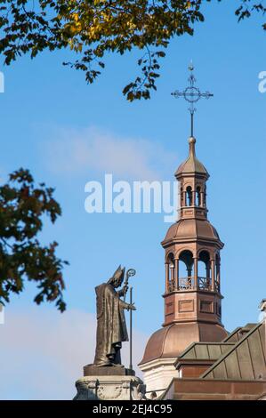 Statue de François de Laval à Québec et cathédrale-basilique notre-Dame de Québec à Québec, Canada Banque D'Images