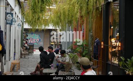 BANGKOK, THAÏLANDE - 10 JUILLET, 2019: Personnes marchant au marché aux puces d'époque Camp près de Chatuchak. Design de boutiques d'art de style rétro d'antiquités Banque D'Images
