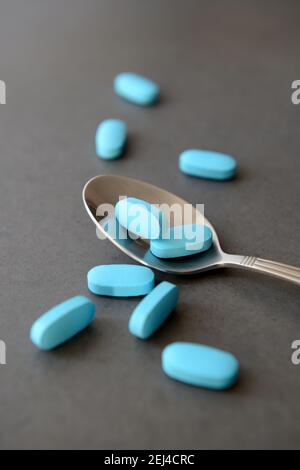Pilules pharmaceutiques sur fond sombre Banque D'Images