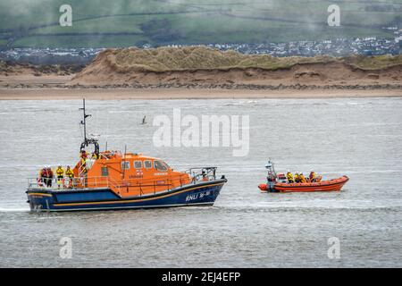 La 'chasse aux dolauxt', le canot de sauvetage de classe Tamar d'Appledore et l'Atlantic 85 classe B861 'Glanely' s'entraîner ensemble sur la rivière Torridge à marée haute. Appleor Banque D'Images