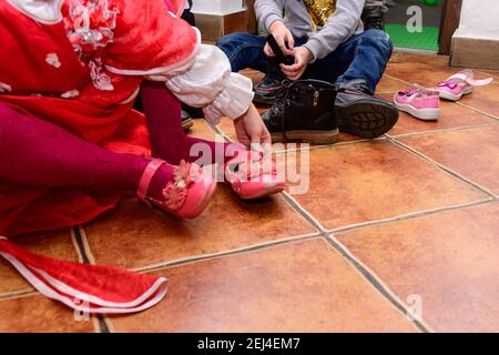 Les enfants changent leurs chaussures pour jouer sur l'aire de jeux, qui se trouve dans la chambre, la chambre des enfants.2020 Banque D'Images