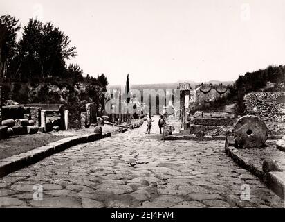 Photographie d'époque du XIXe siècle, Italie c.1870s - 1880s - rue des tombes, Pompéi. Banque D'Images