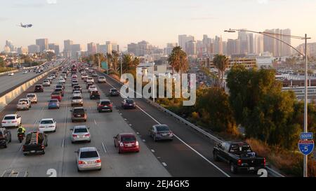 SAN DIEGO, CALIFORNIE, États-Unis - 15 JANVIER 2020 : autoroute interurbaine très fréquentée, embouteillage sur l'autoroute pendant les heures de pointe. Horizon urbain, gratte-ciel et landi Banque D'Images