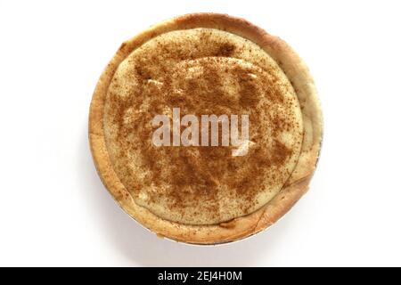 délicieuse tranche de pudding au milktart sud-africain traditionnel dans une assiette en étain isolé sur fond blanc Banque D'Images