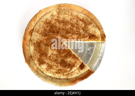 délicieuse tranche de pudding au milktart sud-africain traditionnel dans une assiette en étain isolé sur fond blanc Banque D'Images