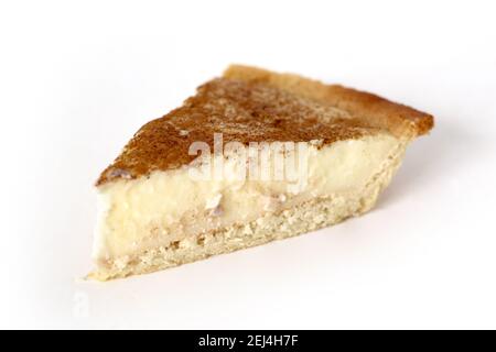 délicieuse tranche de pudding au milktart sud-africain traditionnel dans une assiette en étain isolé sur fond blanc Banque D'Images