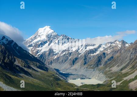 Vue sur le Mont Cook et le lac Hooker, Sealy Tarns Track, Hooker Valley, le parc national du Mont Cook, les Alpes du Sud, Canterbury, l'île du Sud, la Nouvelle-Zélande Banque D'Images