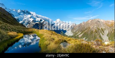 Réflexion dans le lac de montagne, vue sur Hooker Valley avec Hooker Lake et Mount Cook, Sealy Tarns, Hooker Valley, Parc national de Mount Cook, Sud Banque D'Images