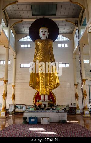 Bouddha debout, pagode su taung pyi, Myitkyina, état de Kachin, Myanmar Banque D'Images