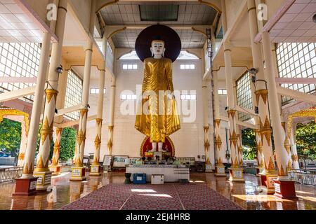 Bouddha debout, pagode su taung pyi, Myitkyina, état de Kachin, Myanmar Banque D'Images