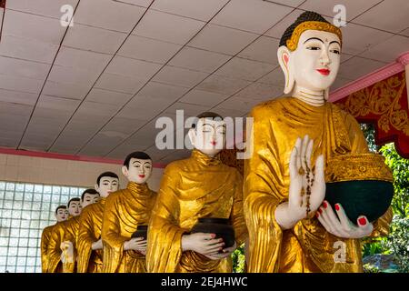 Les bouddhistes se sont alignés dans la pagode su taung pyi, Myitkyina, état de Kachin, Myanmar Banque D'Images