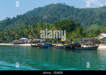 Moken, village tzigane de mer sur une plage de sable blanc sur l'île de Dome, Mergui ou l'archipel de Myeik, Myanmar Banque D'Images