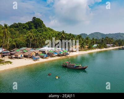 Antenne d'un village tzigane de mer de Moken, sur une plage de sable blanc, Mergui ou Archipel de Myeik, Myanmar Banque D'Images