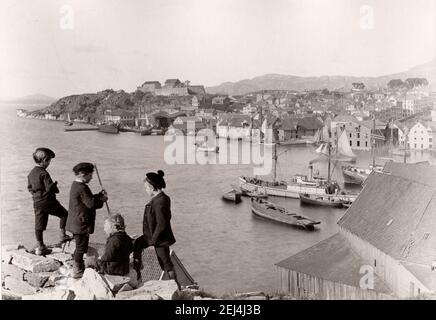 Vue sur Bergen, bateaux et enfants, Norvège. c.1900 Banque D'Images