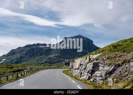 Route traversant la toundra, derrière la montagne de Bitihorn, parc national de Jotunheimen, Norvège Banque D'Images