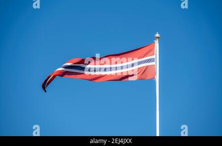 Drapeau norvégien volant dans le vent, Norvège Banque D'Images