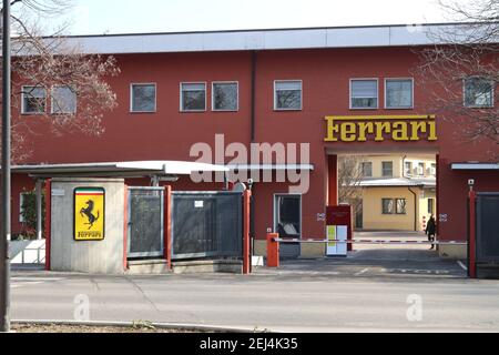 Maranello, Modène, Italie, février 2021 - entrée de l'usine d'automobiles Ferrari originale avec le logo Ferrari en premier plan Banque D'Images