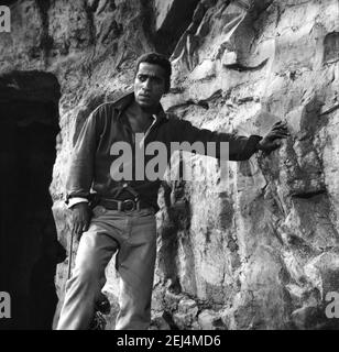 SAMMY DAVIS Jr sur le set Candid pendant le tournage des SERGENTS 3 / SERGENTS TROIS réalisateur de 1962 JOHN STINGLES Essex Productions / Meadway-Claude productions Company / United Artists Banque D'Images