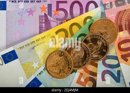Symbole image prix développement prix or, pièce d'or physique 1 oz or Kruger Rand obverse Paul Kruger et inverse Springbok antilope sur EURO Banque D'Images