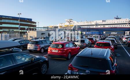 Voitures attendant le ferry de Hirtshals à Larvik, Danemark Banque D'Images