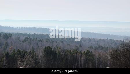 Vue sur les collines boisées depuis un sol élevé en début de matinée. Banque D'Images