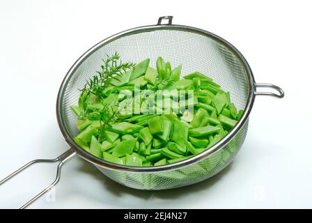 Émincé de fèves et de savoureux dans le tamis de cuisine Banque D'Images