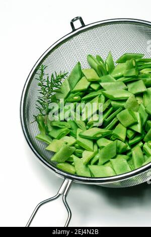 Émincé de fèves et de savoureux dans le tamis de cuisine Banque D'Images