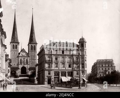 Photo ancienne de la fin du XIXe siècle : vue sur le centre-ville, Lucerne, Suisse, église de St Leodegar. Banque D'Images