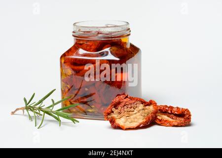 Tomates séchées dans un pot avec de l'huile d'olive, des antipasti, de l'huile d'olive Banque D'Images