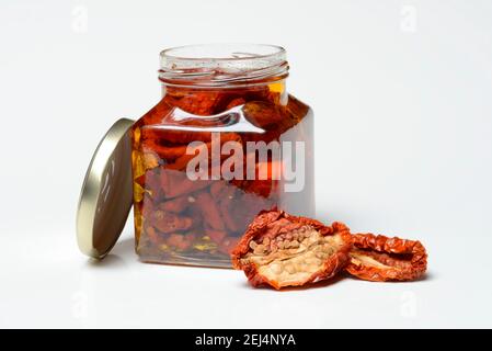 Tomates séchées dans un pot avec de l'huile d'olive, des antipasti, de l'huile d'olive Banque D'Images