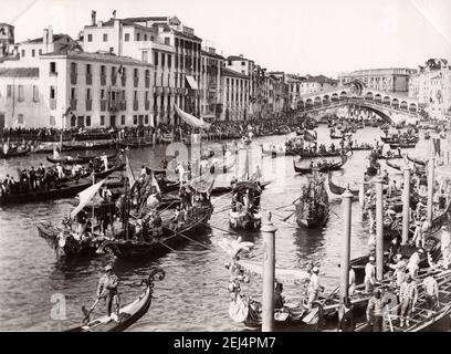 Photo d'époque de la fin du XIXe siècle : Festival, bateaux, gondoles, pont du Rialto, Venise, Italie. Banque D'Images