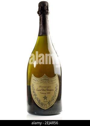 Bouteille de champagne Dom Perignon isolée sur fond blanc Banque D'Images