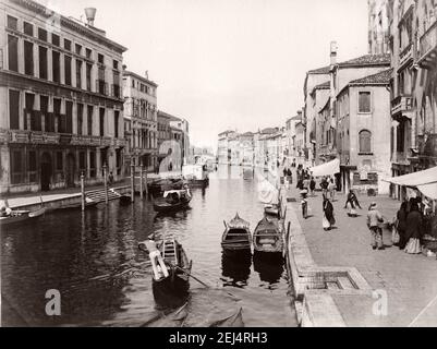 Photographie ancienne de la fin du XIXe siècle : scène animée des canaux, Venise, Italie, gondoles. Banque D'Images