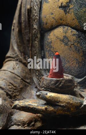 Bouddha avec cône d'encens brûlant Banque D'Images