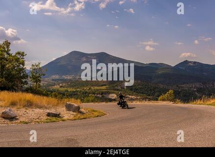 Pilote de moto prenant un virage dans les gorges du Verdon, France Banque D'Images