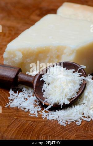 Parmesan râpé et morceau de parmesan, Parmigiano Reggiano Banque D'Images